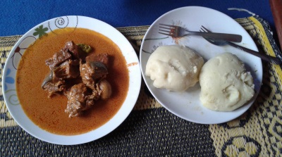 Plat de foufou et chèvre en sauce